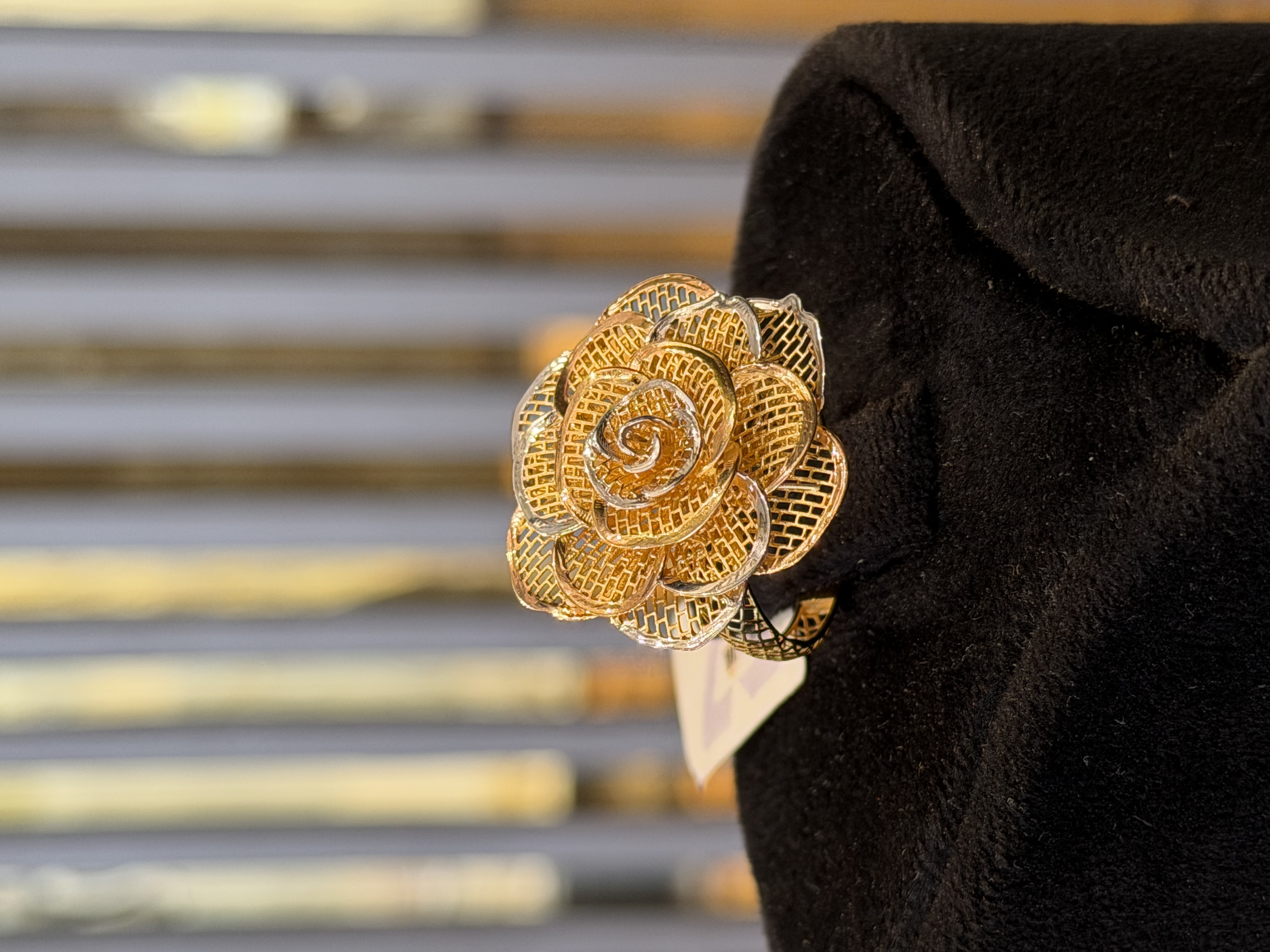 Emerald Flower Ring - Gold Jewellery Kashmir