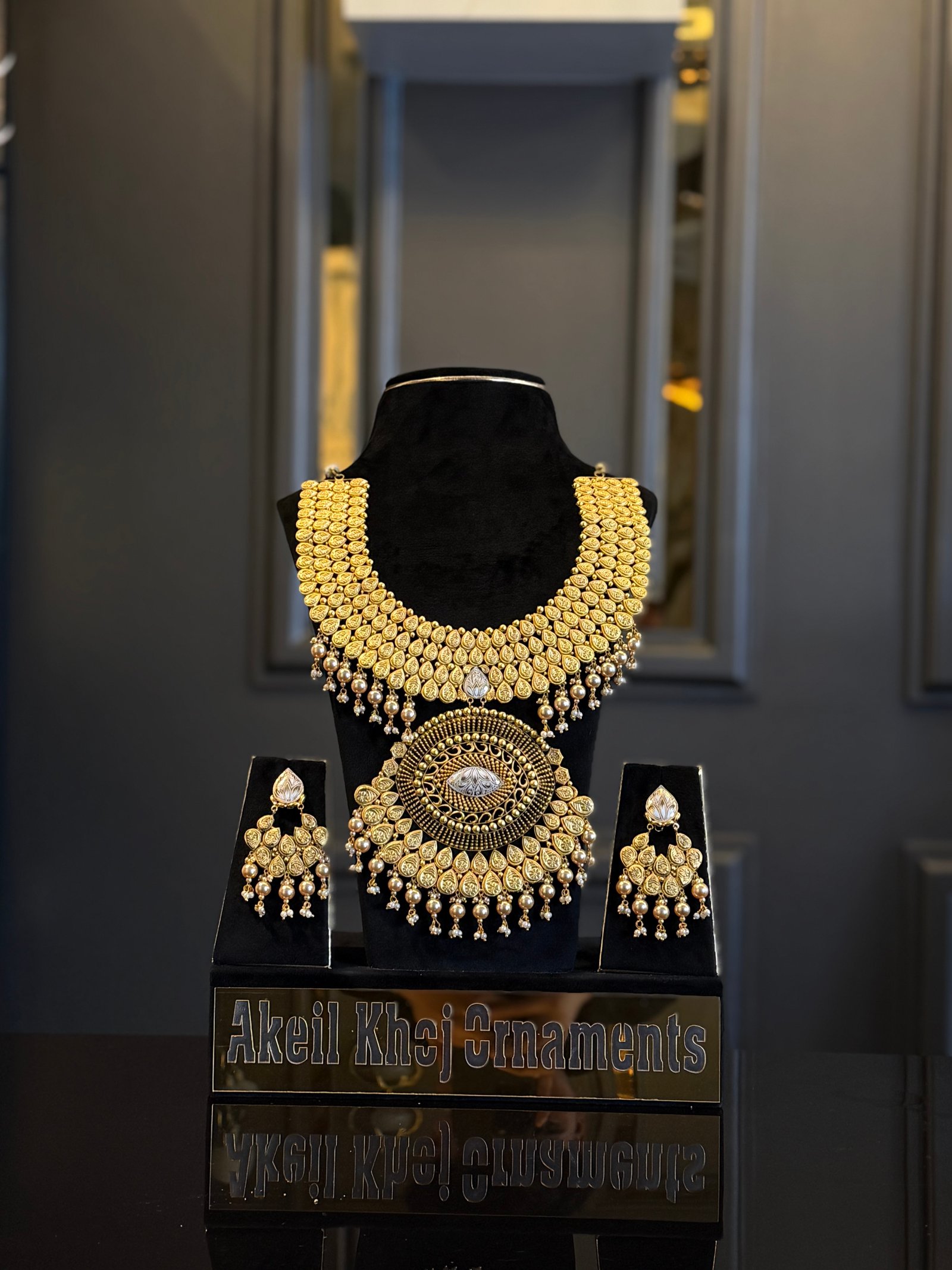 Trending Royal 18K Gold Choker Necklace Set